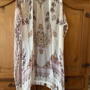 A very nice wrap. Earth tones. one size fits all. great for Fall season. light !